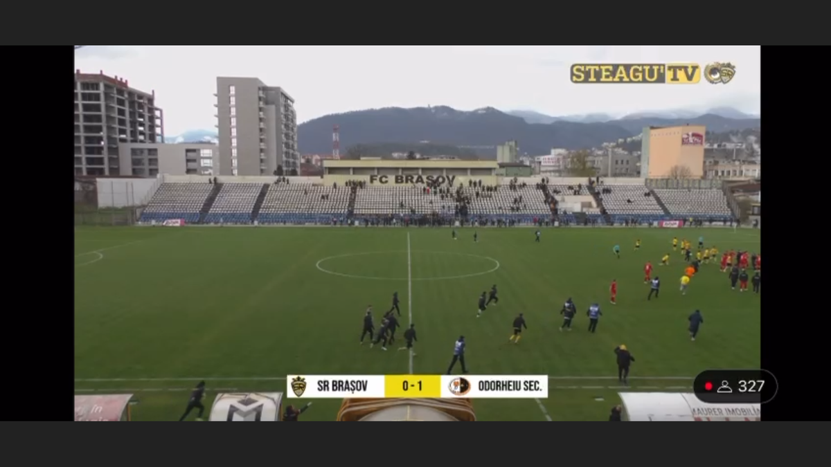 Scene uluitoare într-un meci de Liga 3 din România: fanii au pătruns pe teren și au bătut un jucător! Ce a scris arbitrul în raport: „Acesta a lovit cu brutalitate, cu pumnul”