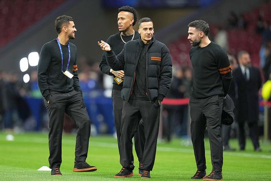 Dani Ceballos, primul din stânga, alături de alți indisponibili ai Madridului, Eder Militao și Dani Carvajal // foto: Guliver/gettyimages