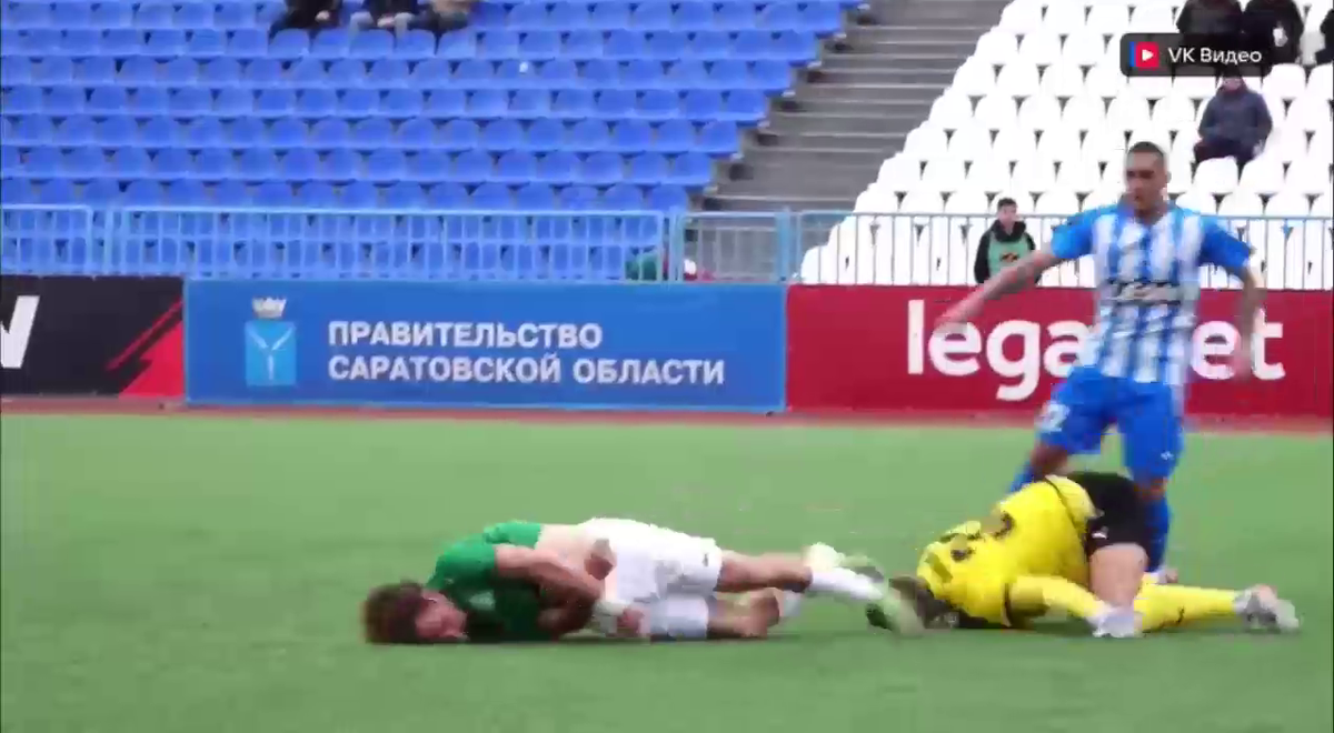 Cea mai brutală ciocnire între fotbaliști într-un meci din Rusia! Două ambulanțe au intrat pe teren, iar jucătorii au fost transportați de urgență la spital