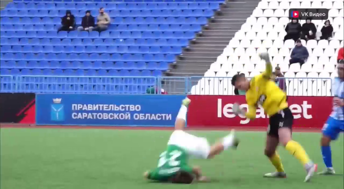 Cea mai brutală ciocnire între fotbaliști într-un meci din Rusia! Două ambulanțe au intrat pe teren, iar jucătorii au fost transportați de urgență la spital