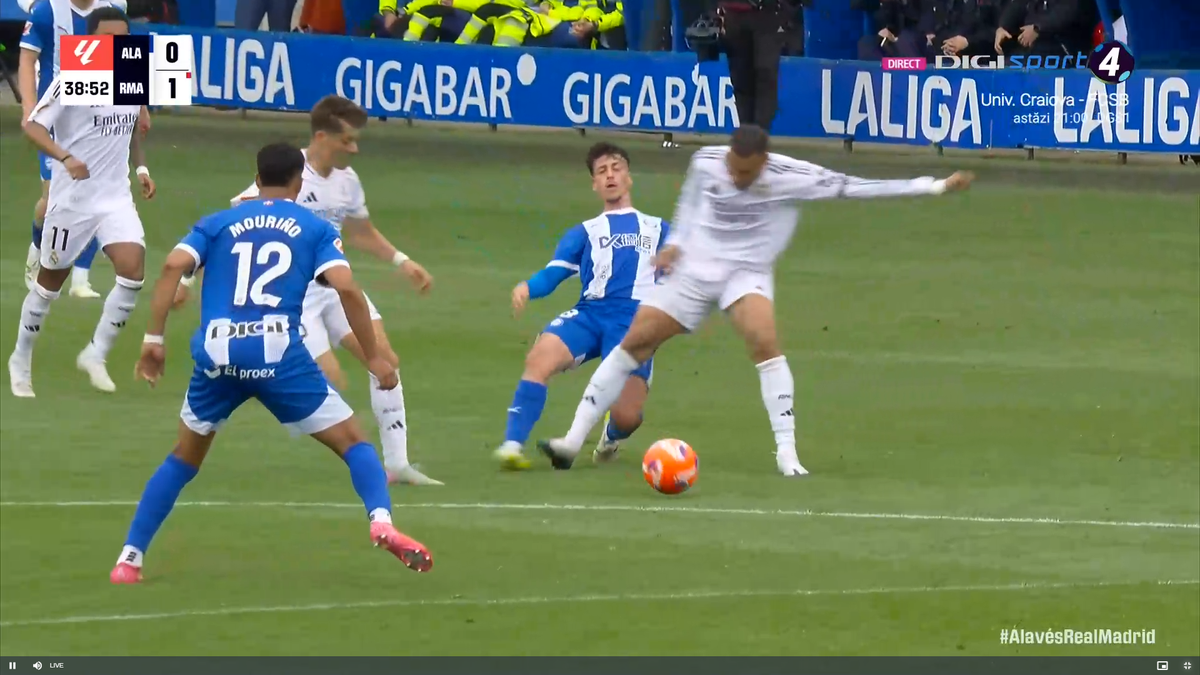 Kylian Mbappe, cartonaș roșu după o intrare criminală în Alaves - Real Madrid