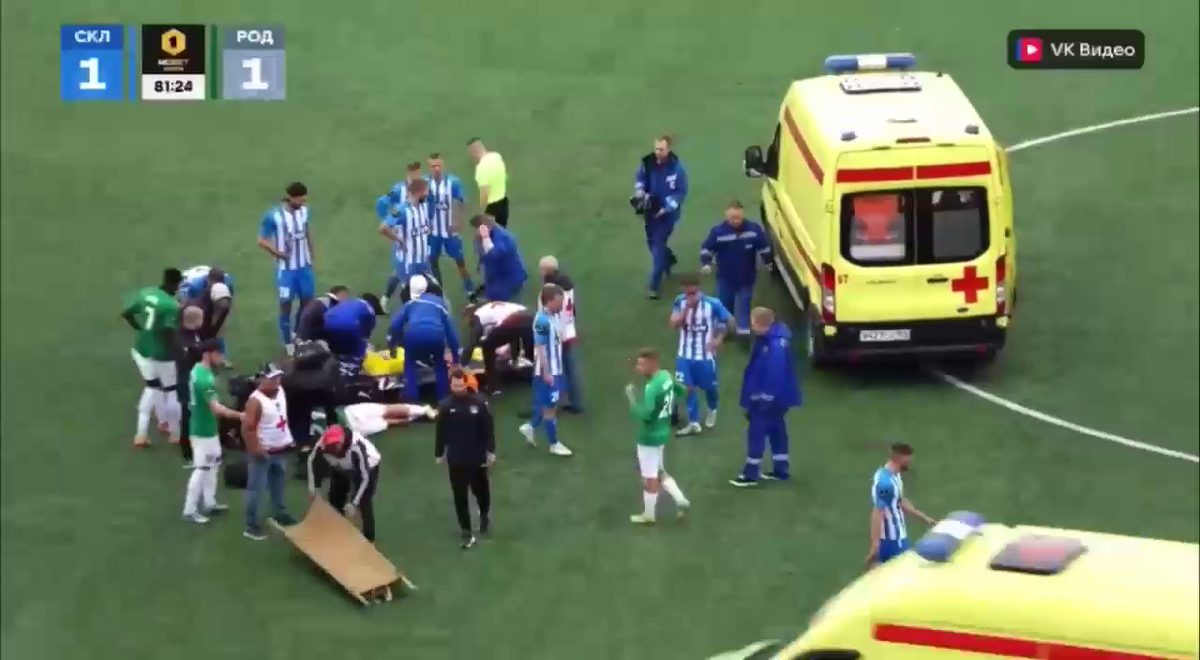 Cea mai brutală ciocnire între fotbaliști într-un meci din Rusia! Două ambulanțe au intrat pe teren, iar jucătorii au fost transportați de urgență la spital