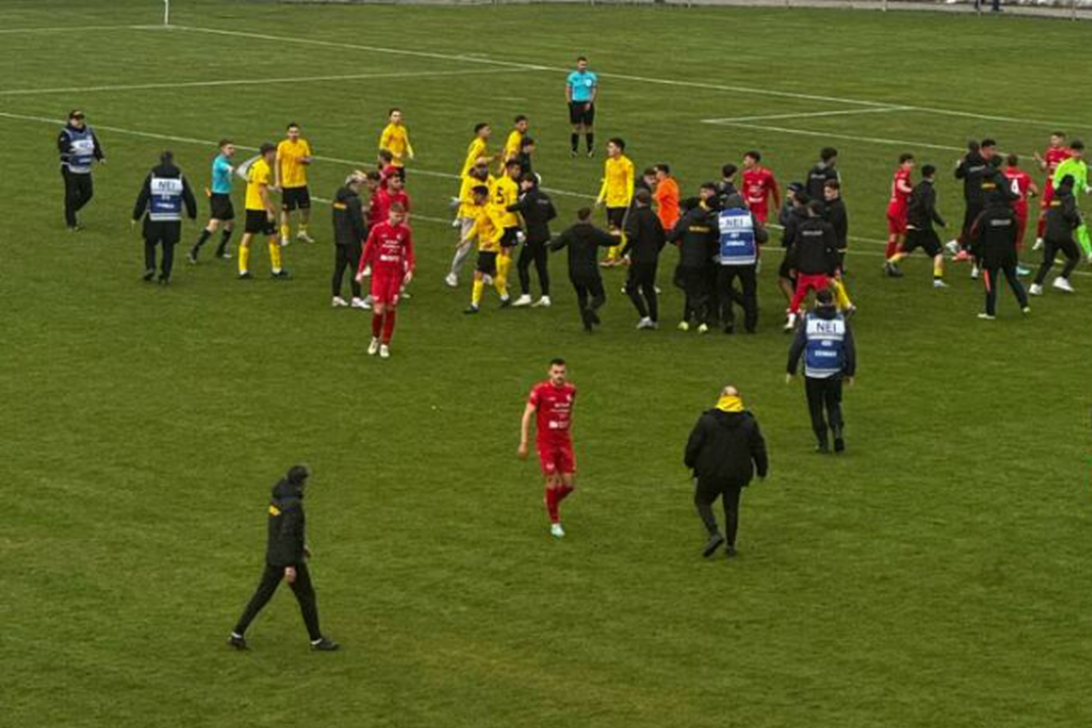 Scene uluitoare într-un meci de Liga 3 din România: fanii au pătruns pe teren și au bătut un jucător! Ce a scris arbitrul în raport: „Acesta a lovit cu brutalitate, cu pumnul”