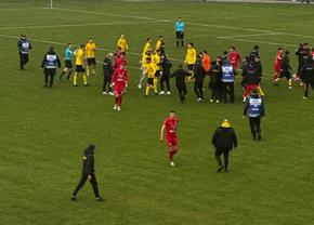 Scene uluitoare într-un meci de Liga 3 din România: fanii au pătruns pe teren și au bătut un jucător! Ce a scris arbitrul în raport: „Acesta a lovit cu brutalitate, cu pumnul”