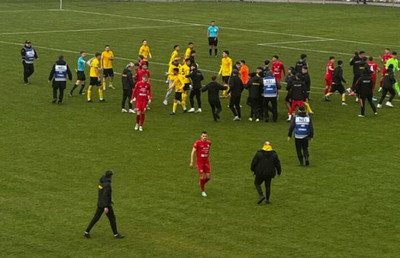 Scene uluitoare într-un meci de Liga 3 din România: fanii au pătruns pe teren și au bătut un jucător! Ce a scris arbitrul în raport: „Acesta a lovit cu brutalitate, cu pumnul”