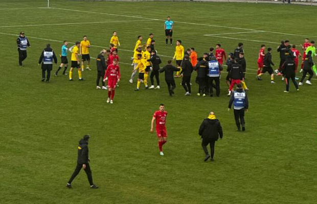 Scene uluitoare într-un meci de Liga 3 din România: fanii au pătruns pe teren și au bătut un jucător! Ce a scris arbitrul în raport: „Acesta a lovit cu brutalitate, cu pumnul”