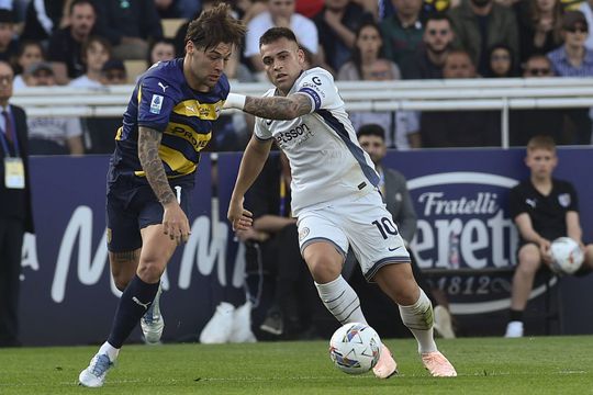 Alessandro Vigliacco, stânga, în duel cu Lautaro Martinez la 2-2 cu Inter / Foto: Imago