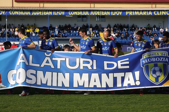 Unirea Slobozia a afișat un mesaj special pentru Cosmin Manta, înaintea meciului cu UTA. FOTO: Ionuț Iordache (GSP)