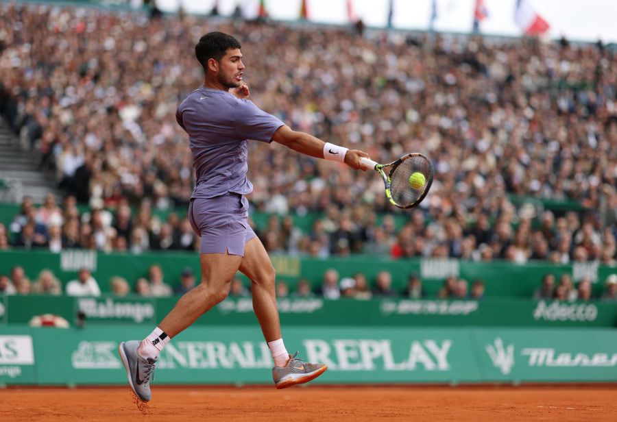 Carlos Alcaraz în acțiune în finala de la Monte Carlos Foto: Guliver/GettyImages Carlos Alcaraz, campion în premieră la Monte Carlo, călcând pe urmele compatriotului Rafael Nadal! » Spaniolul revine pe locul 2 ATP