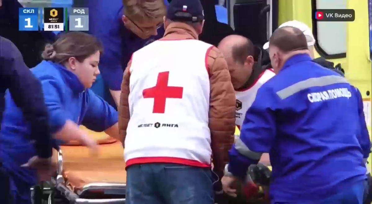 Cea mai brutală ciocnire între fotbaliști într-un meci din Rusia! Două ambulanțe au intrat pe teren, iar jucătorii au fost transportați de urgență la spital