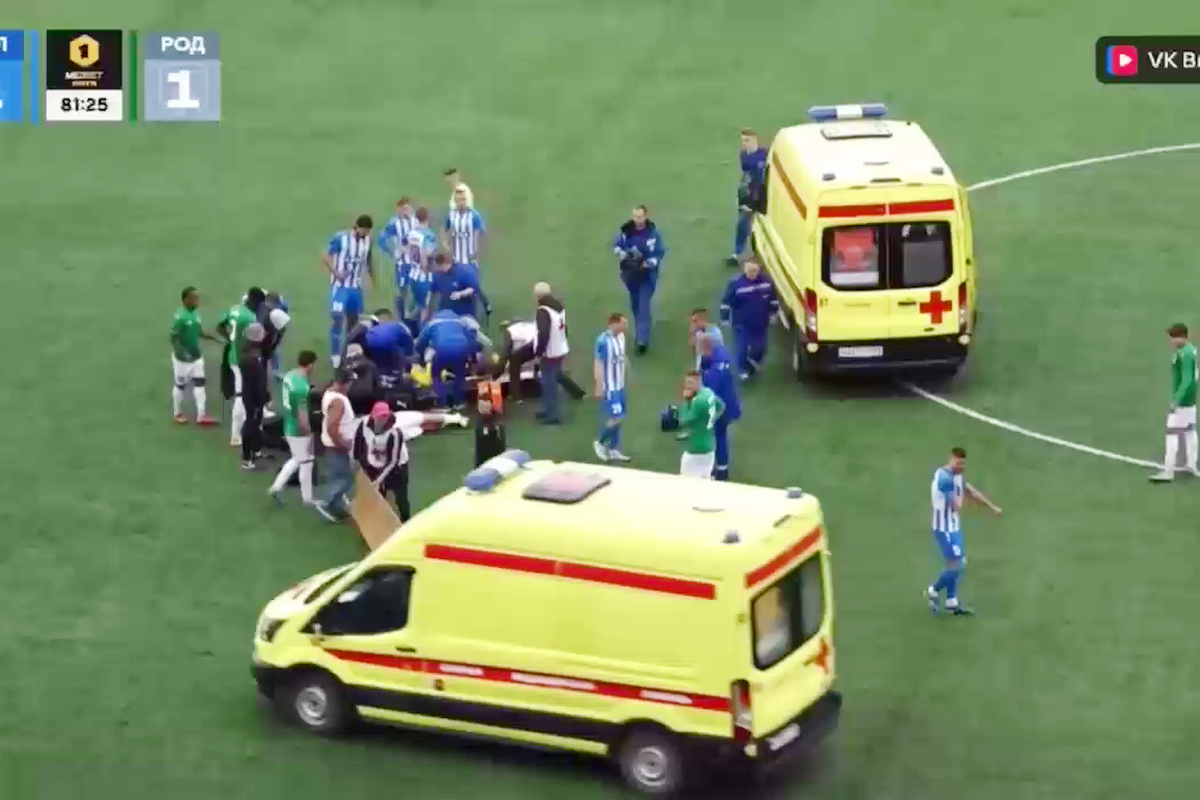 Cea mai brutală ciocnire între fotbaliști într-un meci din Rusia! Două ambulanțe au intrat pe teren, iar jucătorii au fost transportați de urgență la spital