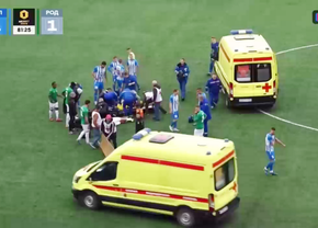 Cea mai brutală ciocnire între fotbaliști într-un meci din Rusia! Două ambulanțe au intrat pe teren, iar jucătorii au fost transportați de urgență la spital