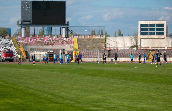 Celălalt Dinamo » În Ștefan cel Mare încă se joacă: Bratu, show pe margine în „derby”, gloriile au venit la meci + Imagini dezolante cu stadionul. 9 detalii