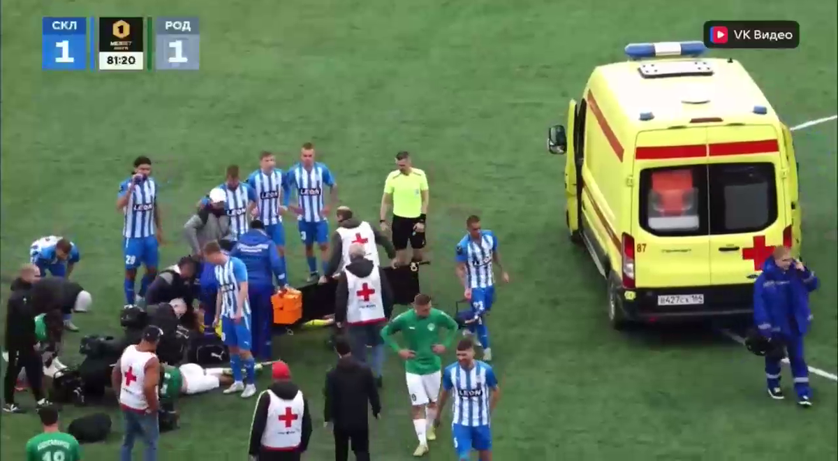 Cea mai brutală ciocnire între fotbaliști într-un meci din Rusia! Două ambulanțe au intrat pe teren, iar jucătorii au fost transportați de urgență la spital