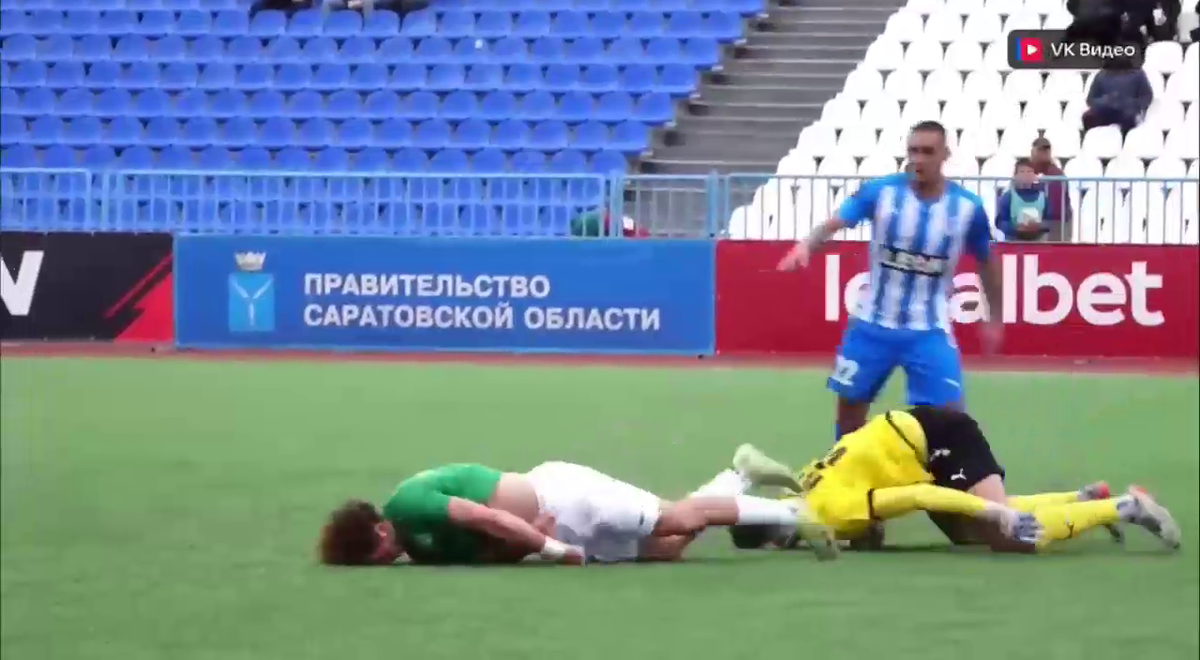 Cea mai brutală ciocnire între fotbaliști într-un meci din Rusia! Două ambulanțe au intrat pe teren, iar jucătorii au fost transportați de urgență la spital