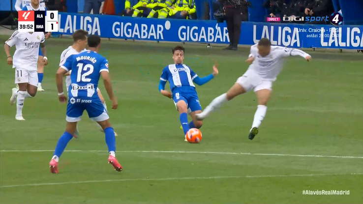 Kylian Mbappe, cartonaș roșu după o intrare criminală în Alaves - Real Madrid, foto: captură Digi Sport