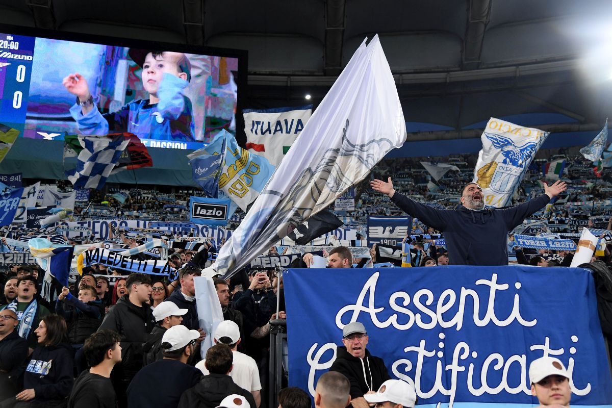 Scenografie spectaculoasă a suporterilor lui Lazio pentru derby-ul cu AS Roma