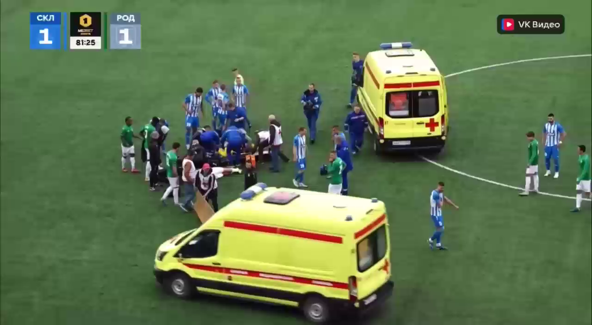 Cea mai brutală ciocnire între fotbaliști într-un meci din Rusia! Două ambulanțe au intrat pe teren, iar jucătorii au fost transportați de urgență la spital