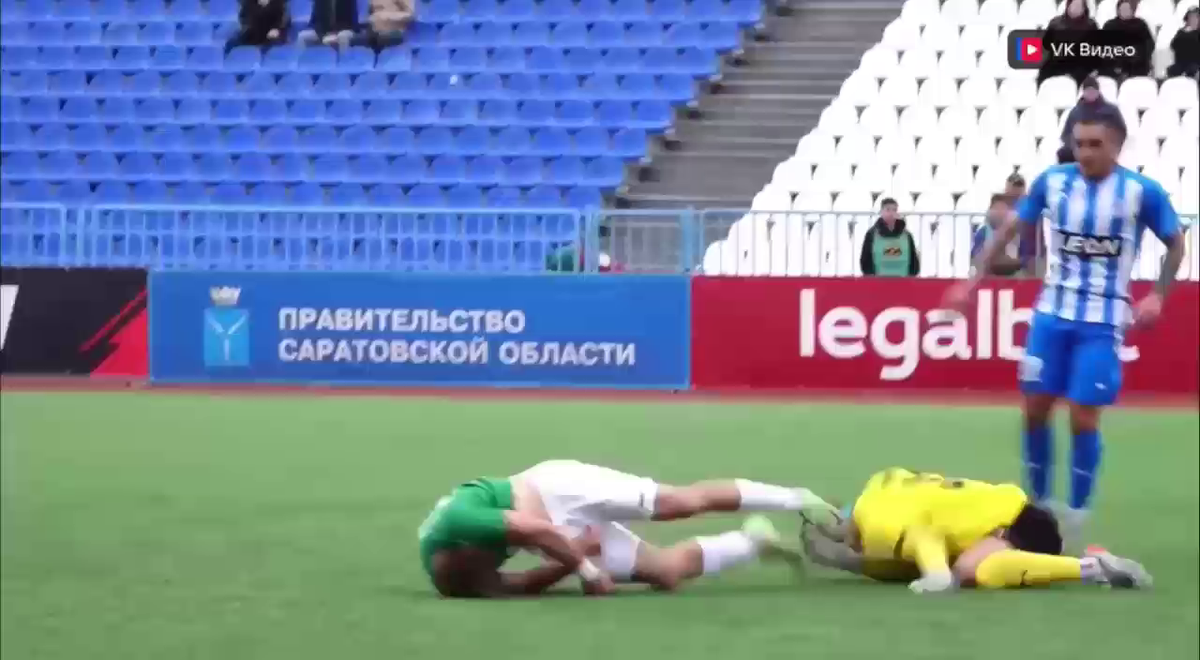 Cea mai brutală ciocnire între fotbaliști într-un meci din Rusia! Două ambulanțe au intrat pe teren, iar jucătorii au fost transportați de urgență la spital