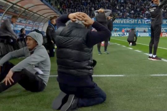 Sorin Cârțu cu mâinele în cap la finalul meciului dintre Craiova și FCSB, după ratarea uluitoare a lui Mora / foto: Captură TV