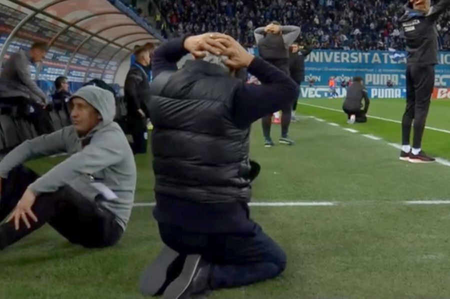 Sorin Cârțu cu mâinele în cap la finalul meciului dintre Craiova și FCSB, după ratarea uluitoare a lui Mora / foto: Captură TV Ce-ar fi fost dacă?
