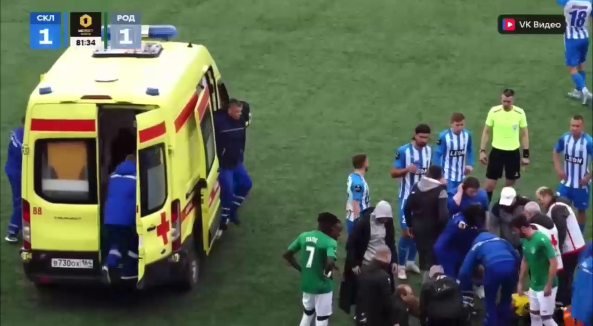 Cea mai brutală ciocnire între fotbaliști într-un meci din Rusia! Două ambulanțe au intrat pe teren, iar jucătorii au fost transportați de urgență la spital