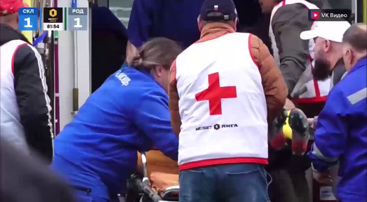 Cea mai brutală ciocnire între fotbaliști într-un meci din Rusia! Două ambulanțe au intrat pe teren, iar jucătorii au fost transportați de urgență la spital