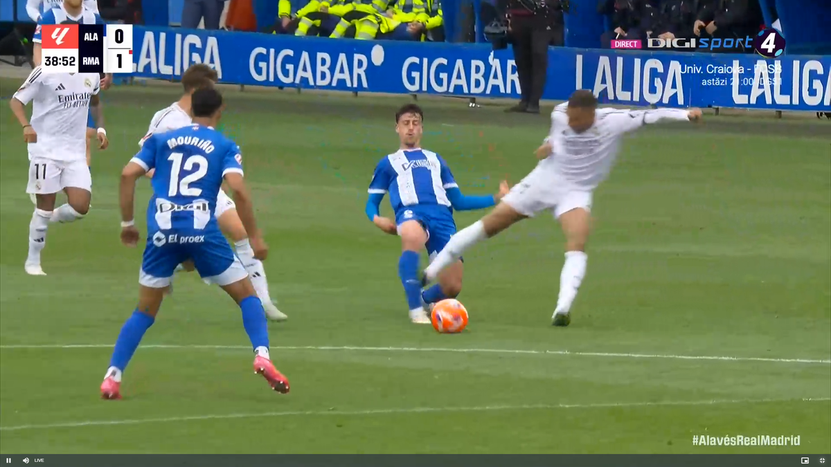 Kylian Mbappe, cartonaș roșu după o intrare criminală în Alaves - Real Madrid