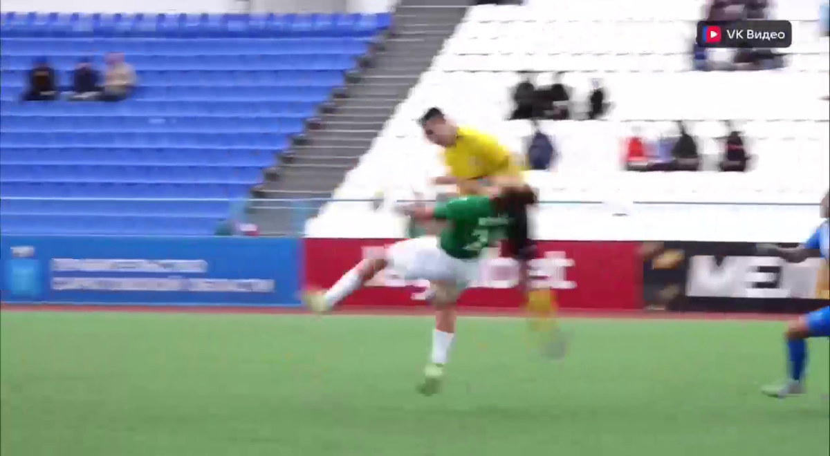 Cea mai brutală ciocnire între fotbaliști într-un meci din Rusia! Două ambulanțe au intrat pe teren, iar jucătorii au fost transportați de urgență la spital