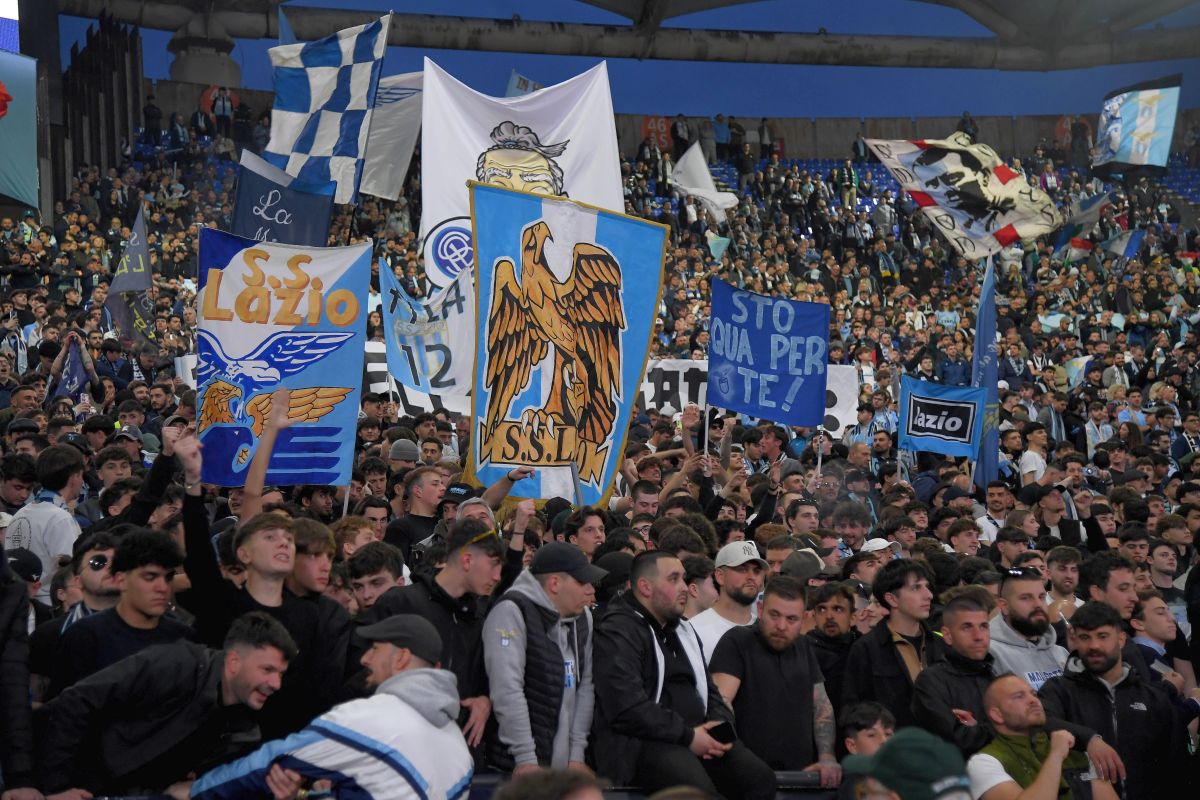 Scenografie spectaculoasă a suporterilor lui Lazio pentru derby-ul cu AS Roma