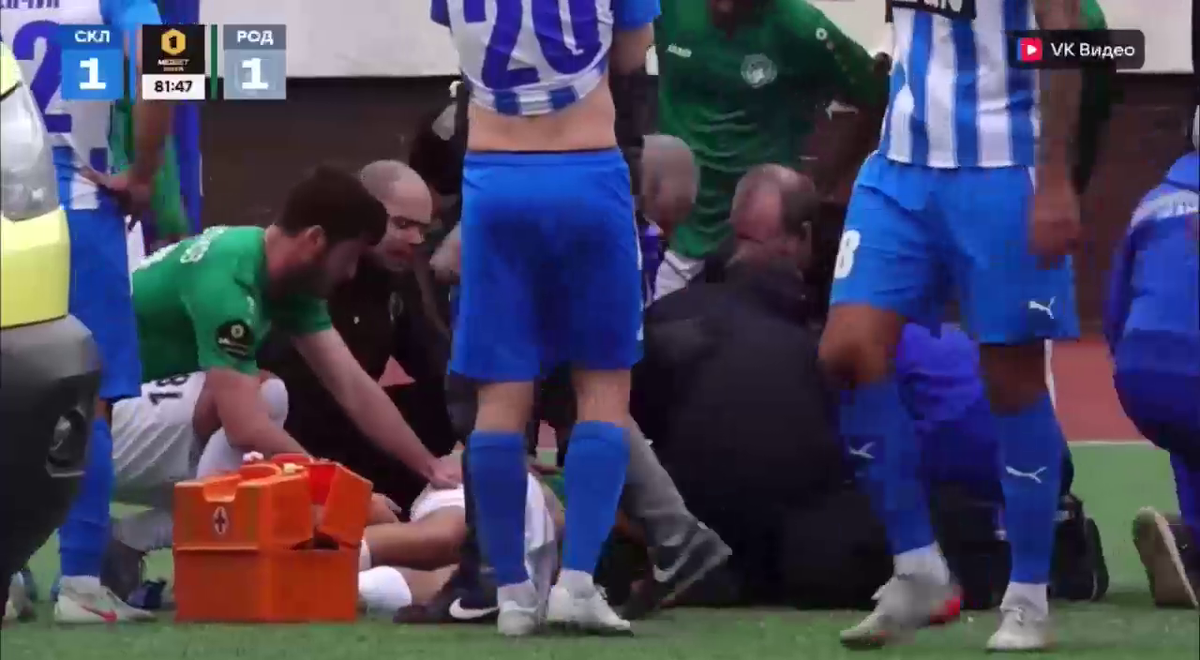 Cea mai brutală ciocnire între fotbaliști într-un meci din Rusia! Două ambulanțe au intrat pe teren, iar jucătorii au fost transportați de urgență la spital