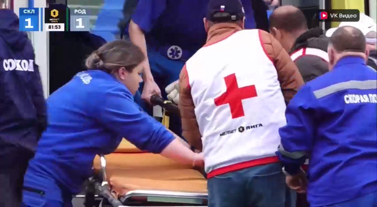 Cea mai brutală ciocnire între fotbaliști într-un meci din Rusia! Două ambulanțe au intrat pe teren, iar jucătorii au fost transportați de urgență la spital