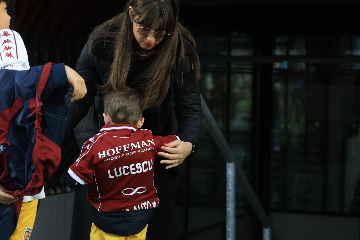 Imagini cu familia Lucescu înainte de Rapid - FC Argeș // foto: Ionuț Iordache (GSP)