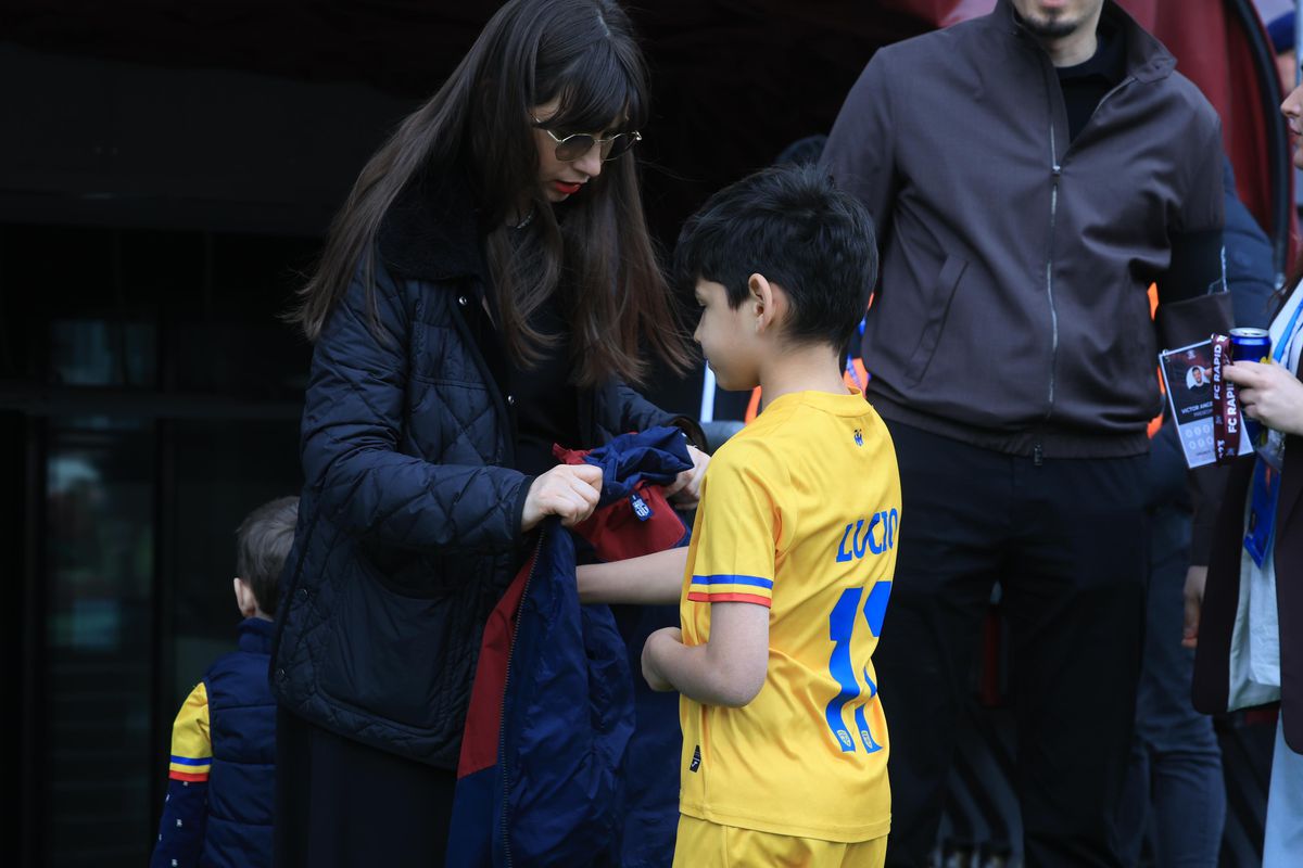 Imagini cu familia Lucescu înainte de Rapid - FC Argeș // foto: Ionuț Iordache (GSP)