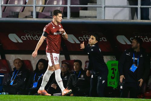 Coechipierii îi întind mâna lui Dobre, însă căpitanul îi refuză printr-un gest de lehamite. Foto: Ionuț Iordache (GSP)