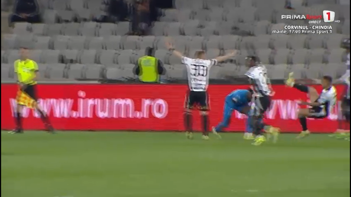 Coșmar în 5 minute pentru Craiova: Istvan Kovacs a scos direct cartonașul roșu