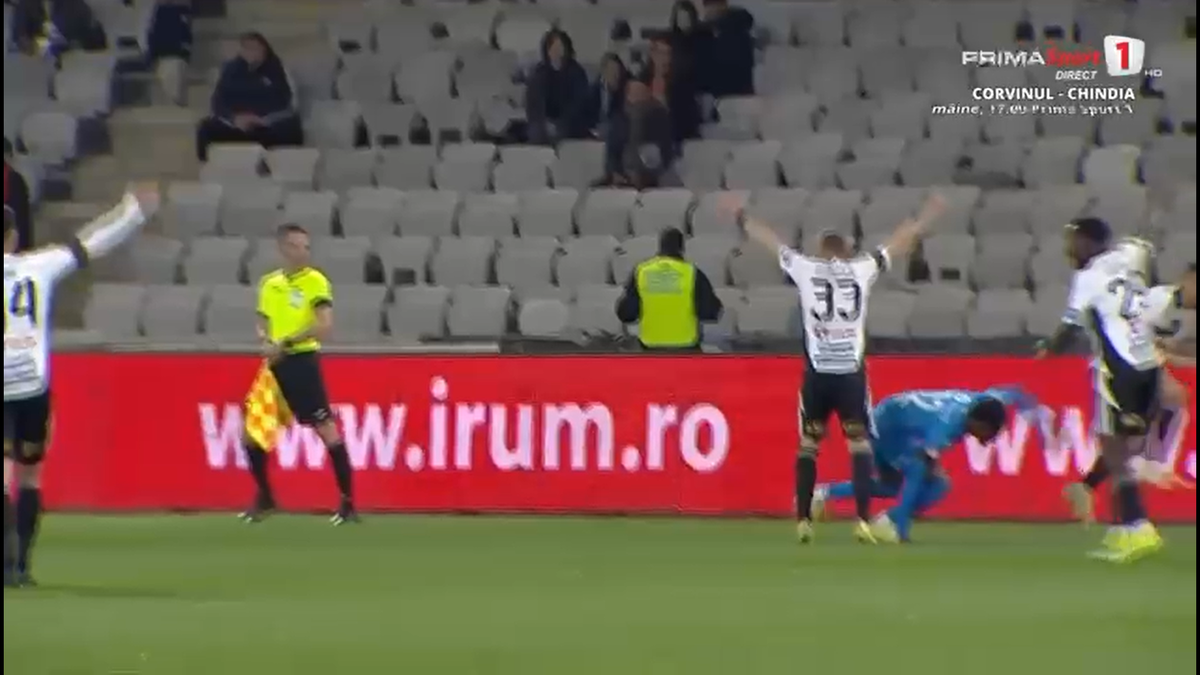 Coșmar în 5 minute pentru Craiova: Istvan Kovacs a scos direct cartonașul roșu