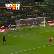 Un jucător din prima ligă a Portugaliei a atins mingea de două ori la executarea loviturii de la 11 metri, iar arbitrul a decis repetarea acestuia / foto: abola.pt.