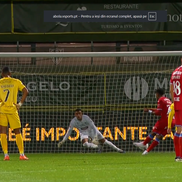 Un jucător din prima ligă a Portugaliei a atins mingea de două ori la executarea loviturii de la 11 metri, iar arbitrul a decis repetarea acestuia / foto: abola.pt.