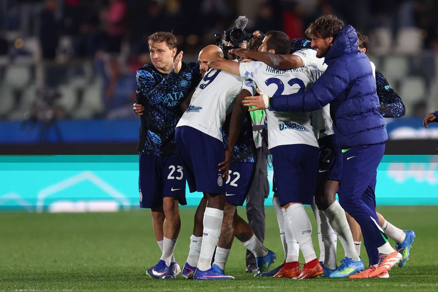 Jucătorii lui Chivu sărbătoresc victoria lui Inter de la Como cu 4-3 / Foto: Imago Interul lui Chivu a scris istorie la Como » Nerazzurrii au depășit-o pe Juventus în topul all-time!
