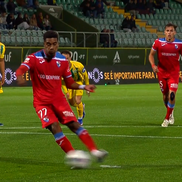 Un jucător din prima ligă a Portugaliei a atins mingea de două ori la executarea loviturii de la 11 metri, iar arbitrul a decis repetarea acestuia / foto: abola.pt.