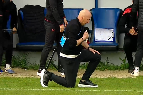 La finalul partidei, Robert Ilyeș, antrenorul lui Csikszereda a căzut în genunchi și a făcut semnul crucii de câteva ori / foto: captură Prima Sport
