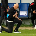 La finalul partidei, Robert Ilyeș, antrenorul lui Csikszereda a căzut în genunchi și a făcut semnul crucii de câteva ori / foto: captură Prima Sport
