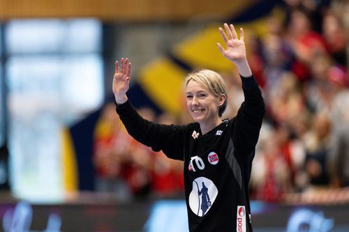 Katrine Lunde, celebrată în Kristiansand, după ultimul meci al carierei/Foto: Imago Images