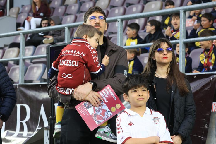 Imagini cu familia Lucescu înainte de Rapid - FC Argeș // foto: Ionuț Iordache (GSP)