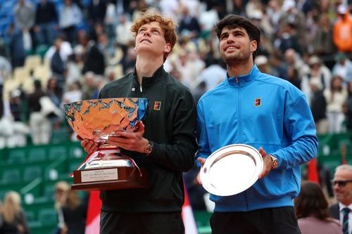 Jannik Sinner și Carlos Alcaraz cu trofeele de la Monte Carlo 2026 Foto: Imago Images