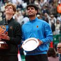 Jannik Sinner și Carlos Alcaraz cu trofeele de la Monte Carlo 2026 Foto: Imago Images