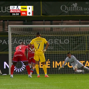 Un jucător din prima ligă a Portugaliei a atins mingea de două ori la executarea loviturii de la 11 metri, iar arbitrul a decis repetarea acestuia / foto: abola.pt.