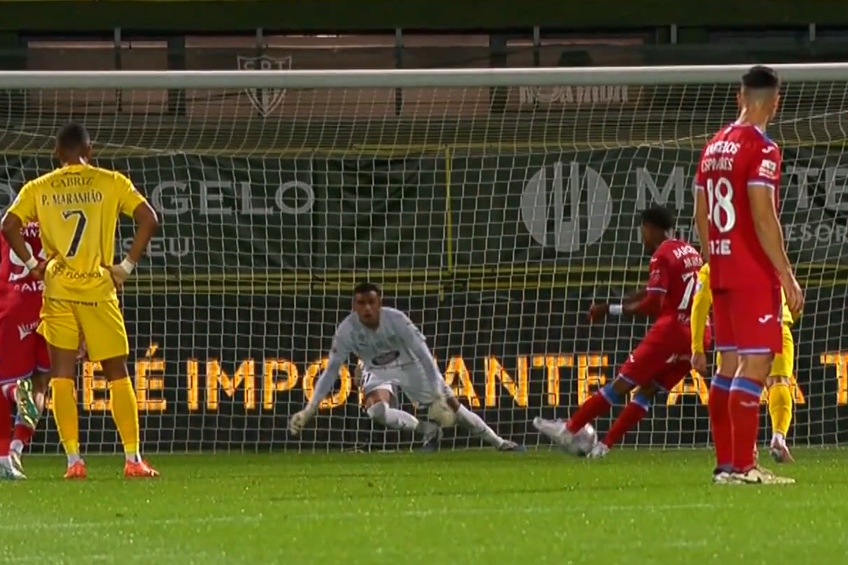 Un jucător din prima ligă a Portugaliei a atins mingea de două ori la executarea loviturii de la 11 metri, iar arbitrul a decis repetarea acesteia / foto: abola.pt.