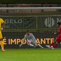 Un jucător din prima ligă a Portugaliei a atins mingea de două ori la executarea loviturii de la 11 metri, iar arbitrul a decis repetarea acesteia / foto: abola.pt.